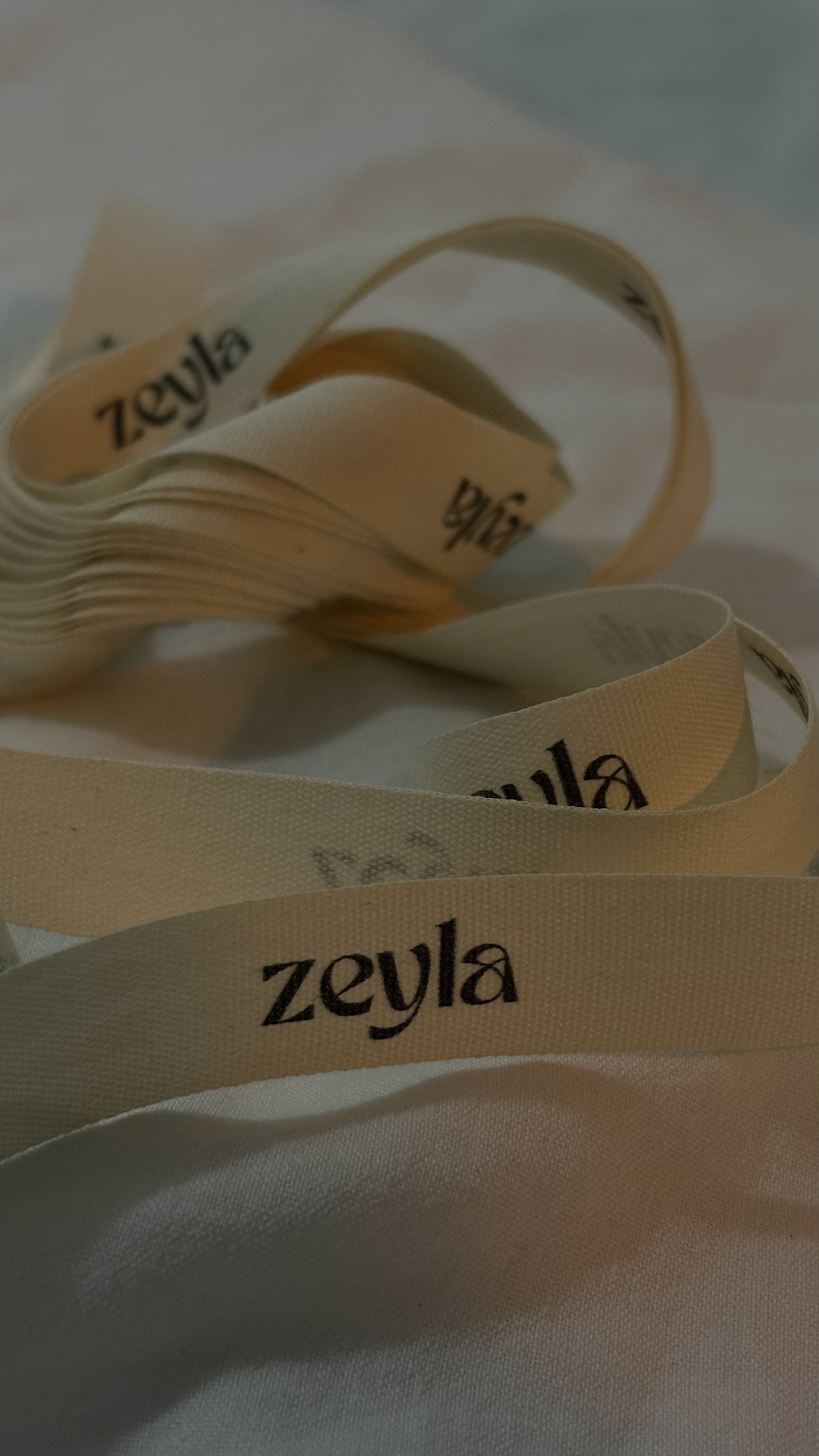 Zeyla Atelier marka etiketlerinin editorial yakın planı